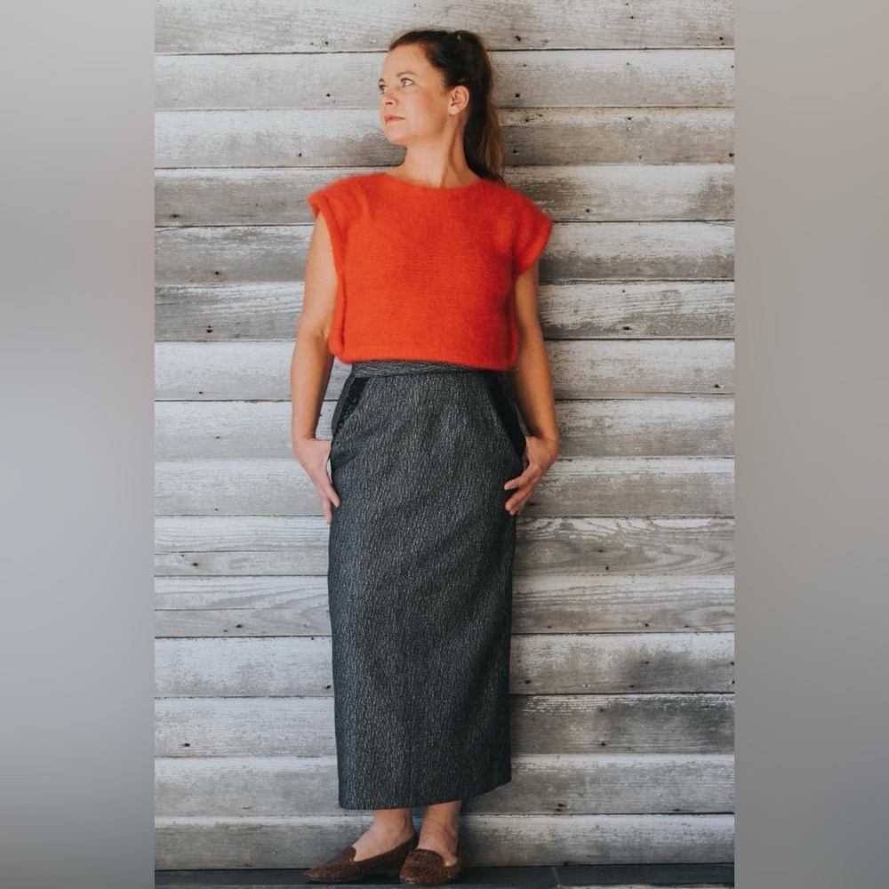 Vintage black speckled wool skirt with leather details, size 10 (S) Length: 35”